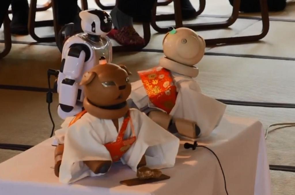 Такое возможно только в Японии: монахи буддисты провели панихиду по собакам-роботам Интересное