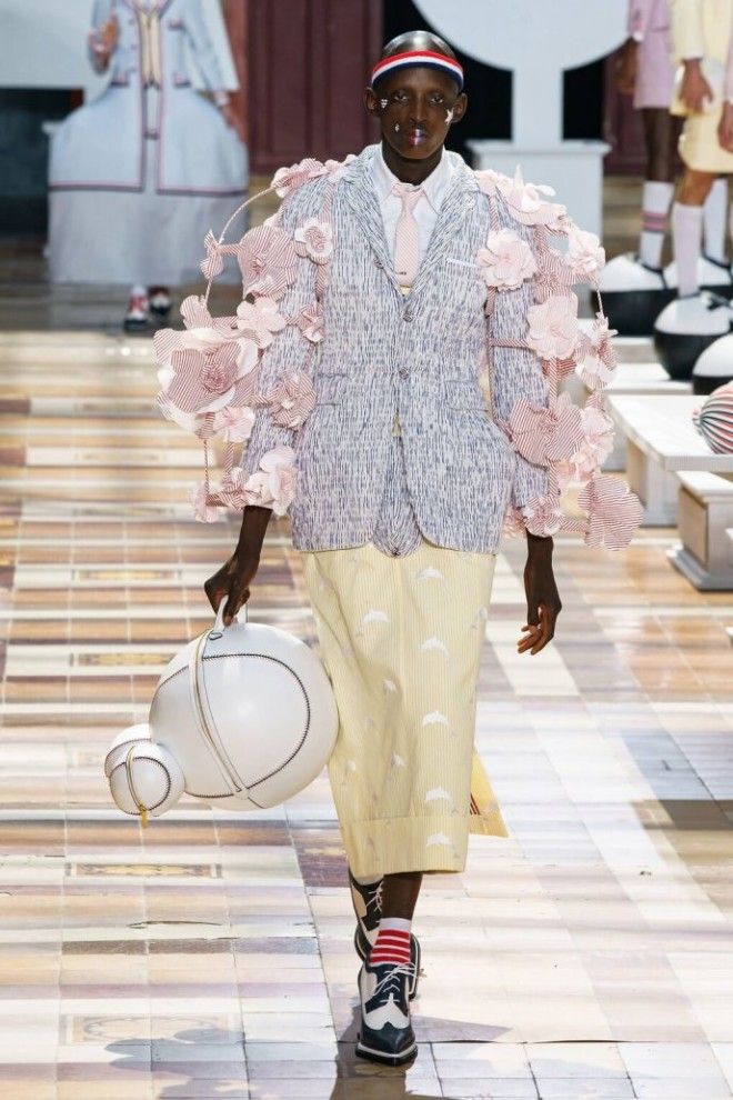 Юбочки и платья: представлена мужская коллекция на парижской неделе моды 