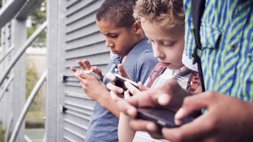 Запрет на использование смартфонов в школах: есть ли смысл? смартфоны