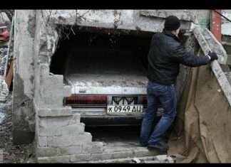 У Донецьку автомобіль Toyota Mark II більше 20 років залишався замурованим (20 фото + відео)