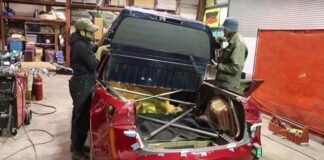 Tesla зараз не робить пікапи, жінка прийняла це рішення поміняти